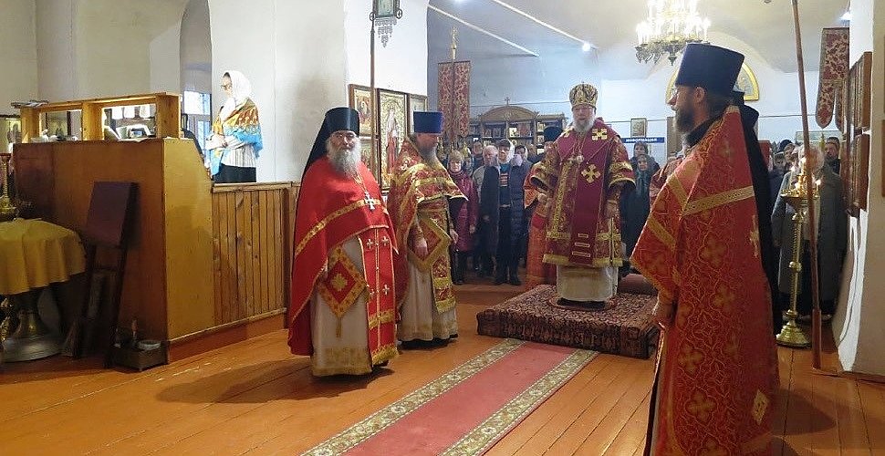 Фото на сайте(сделано и предоставлено прихожанами и взято из архива Храма Димитрия Солунского с. Сима
с благословления Настоятеля Кукина Н.В. .
Богослужение. Автор фото - прихожанин Храма.