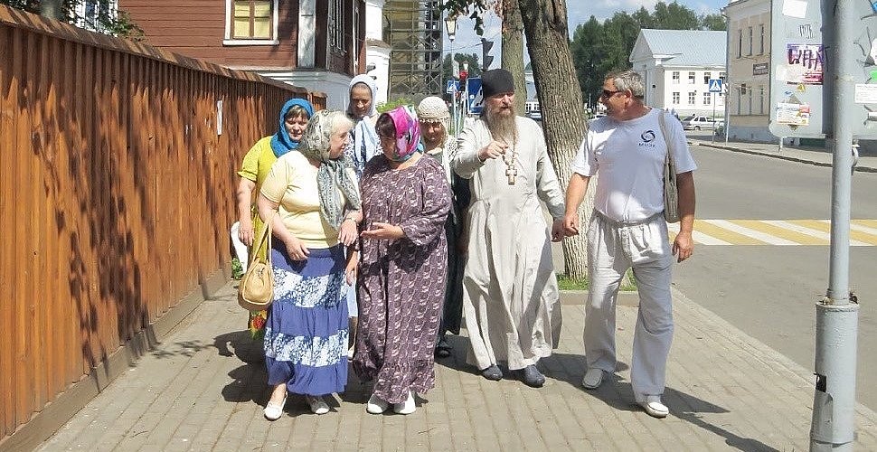 Фото на сайте(сделано и предоставлено прихожанами и взято из архива Храма Димитрия Солунского с. Сима
с благословления Настоятеля Кукина Н.В. .
Паломничество в город Суздаль. Автор фото - прихожанин Храма.