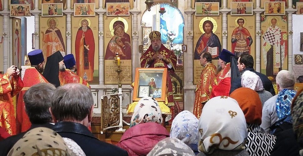 Фото на сайте(сделано и предоставлено прихожанами и взято из архива Храма Димитрия Солунского с. Сима
с благословления Настоятеля Кукина Н.В. .
Пасхальное Богослужение. Автор фото - прихожанин Храма.