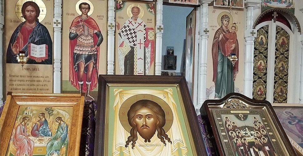 Фото на сайте(сделано и предоставлено прихожанами и взято из архива Храма Димитрия Солунского с. Сима
с благословления Настоятеля Кукина Н.В. .
Храмовые иконы. Автор фото - прихожанин Храма.