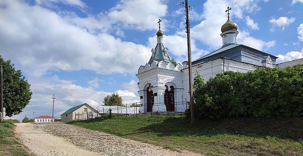Церковь Дмитрия Солунского в Симе. Фото на сайте(сделано и предоставлено прихожанами и взято из архива Храма Димитрия Солунского с. Сима
с благословления Настоятеля Кукина Н.В. .